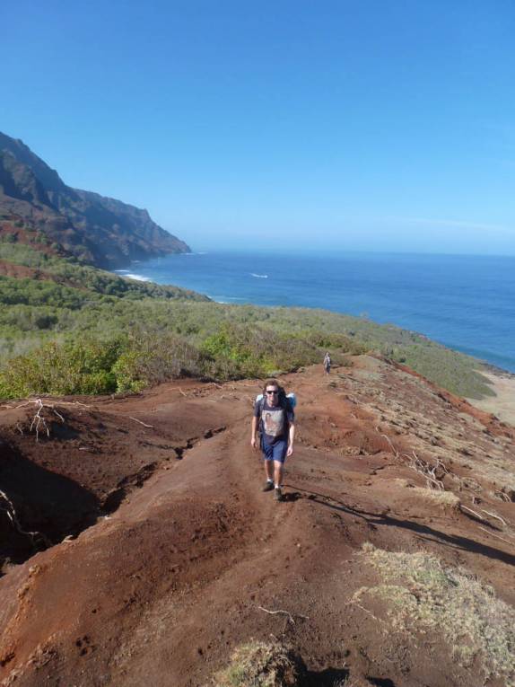 A enorme ladeira no início da trilha de volta do Kalalau, na Na'Pali Coast, na costa norte de Kauai, no Havaí